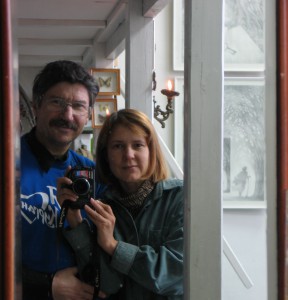 Виктор и Елена Архиповы в мастерской.