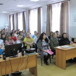 Лариса Олеговна Бегма открывает 1 областную научно-практическую конференцию Я исследователь в зале ДХШ №1
